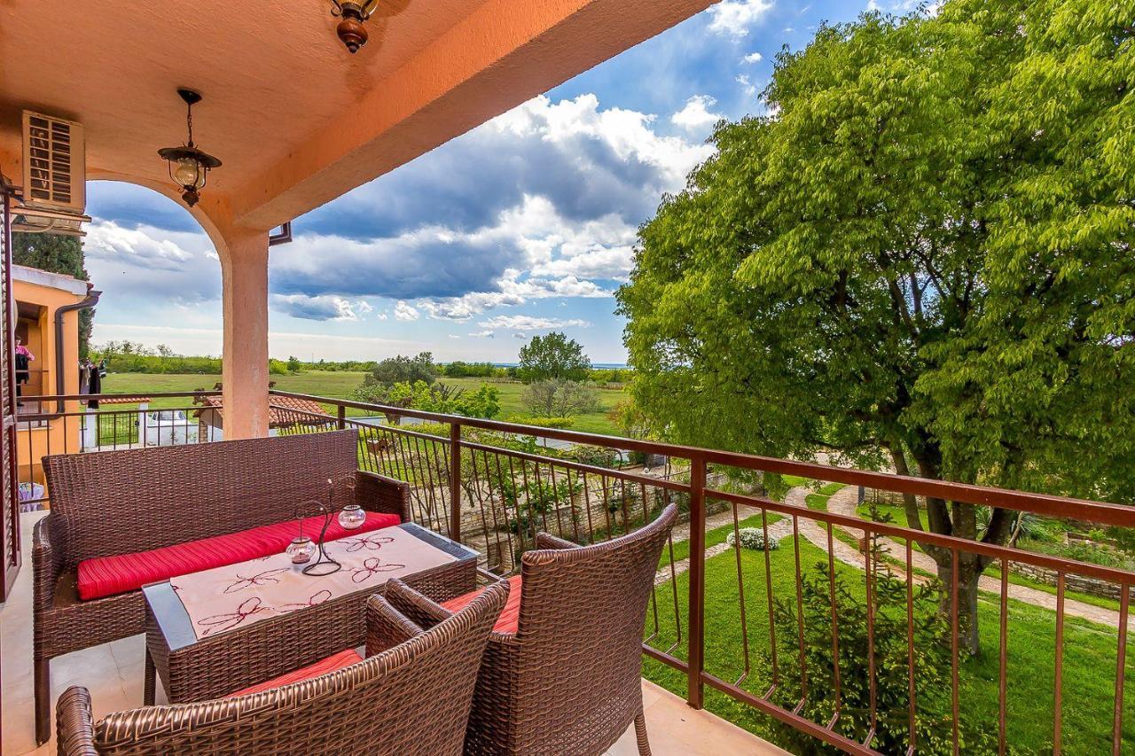 Ferienwohnung Mit Wlan, Klima, Parkplatz, Grill Und Grossem Garten Zum Fussball Spielen Gajana Exterior photo