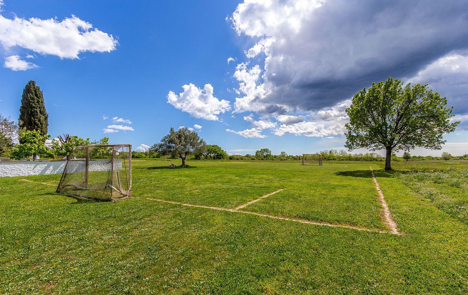 Ferienwohnung Mit Wlan, Klima, Parkplatz, Grill Und Grossem Garten Zum Fussball Spielen Gajana Exterior photo