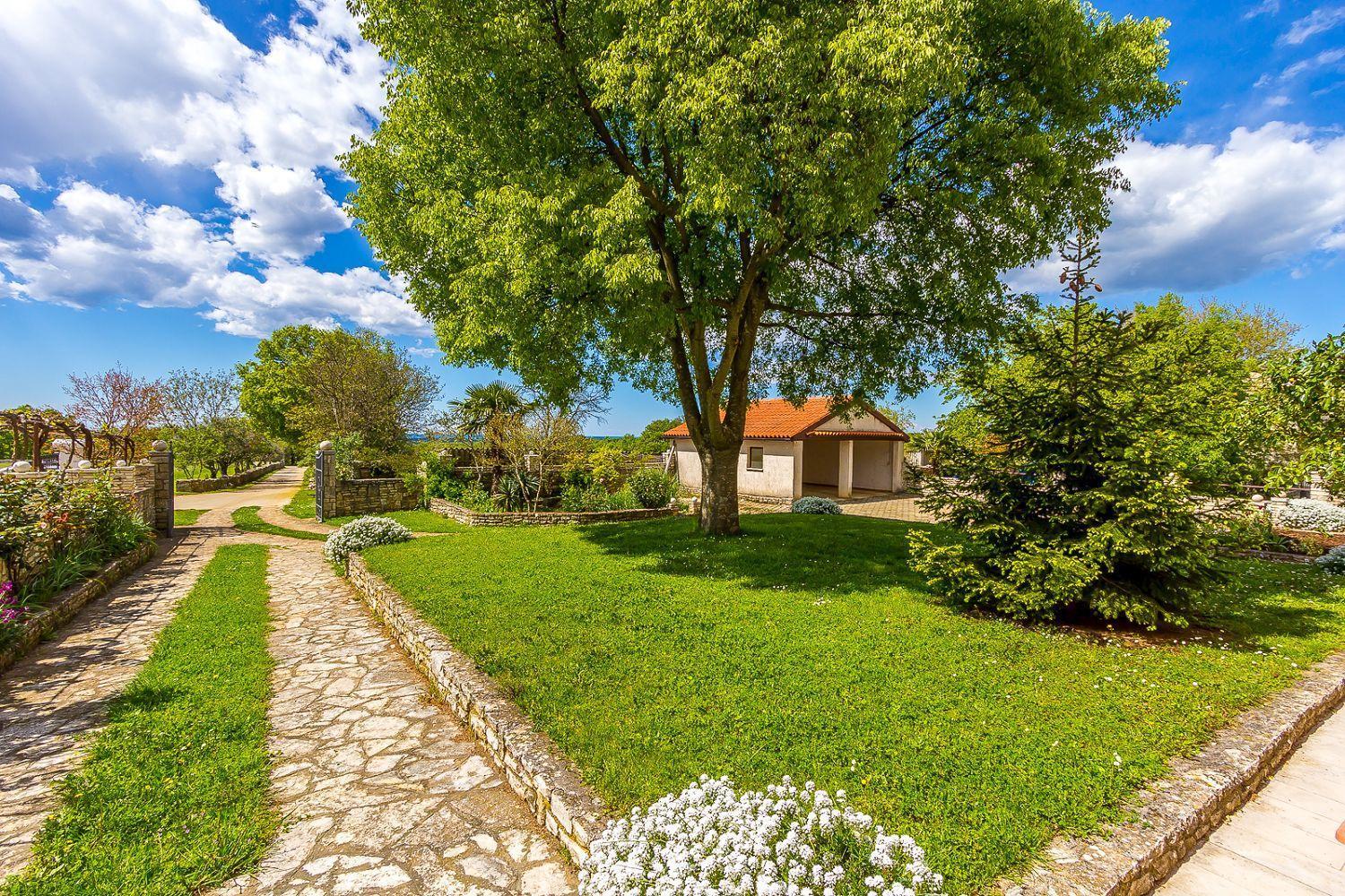 Ferienwohnung Mit Wlan, Klima, Parkplatz, Grill Und Grossem Garten Zum Fussball Spielen Gajana Exterior photo
